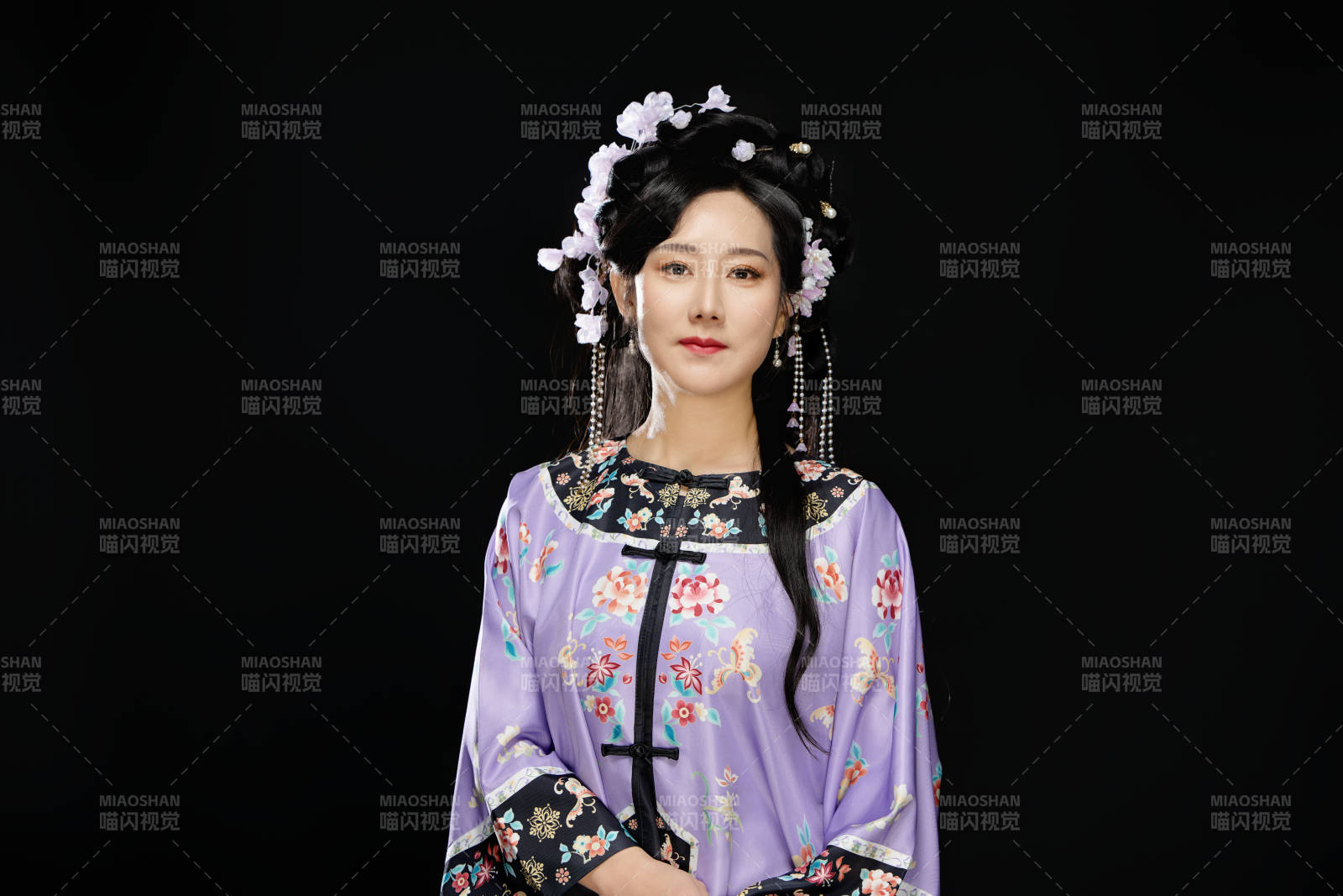 黑色背景下穿著中國明制漢服的中國女性