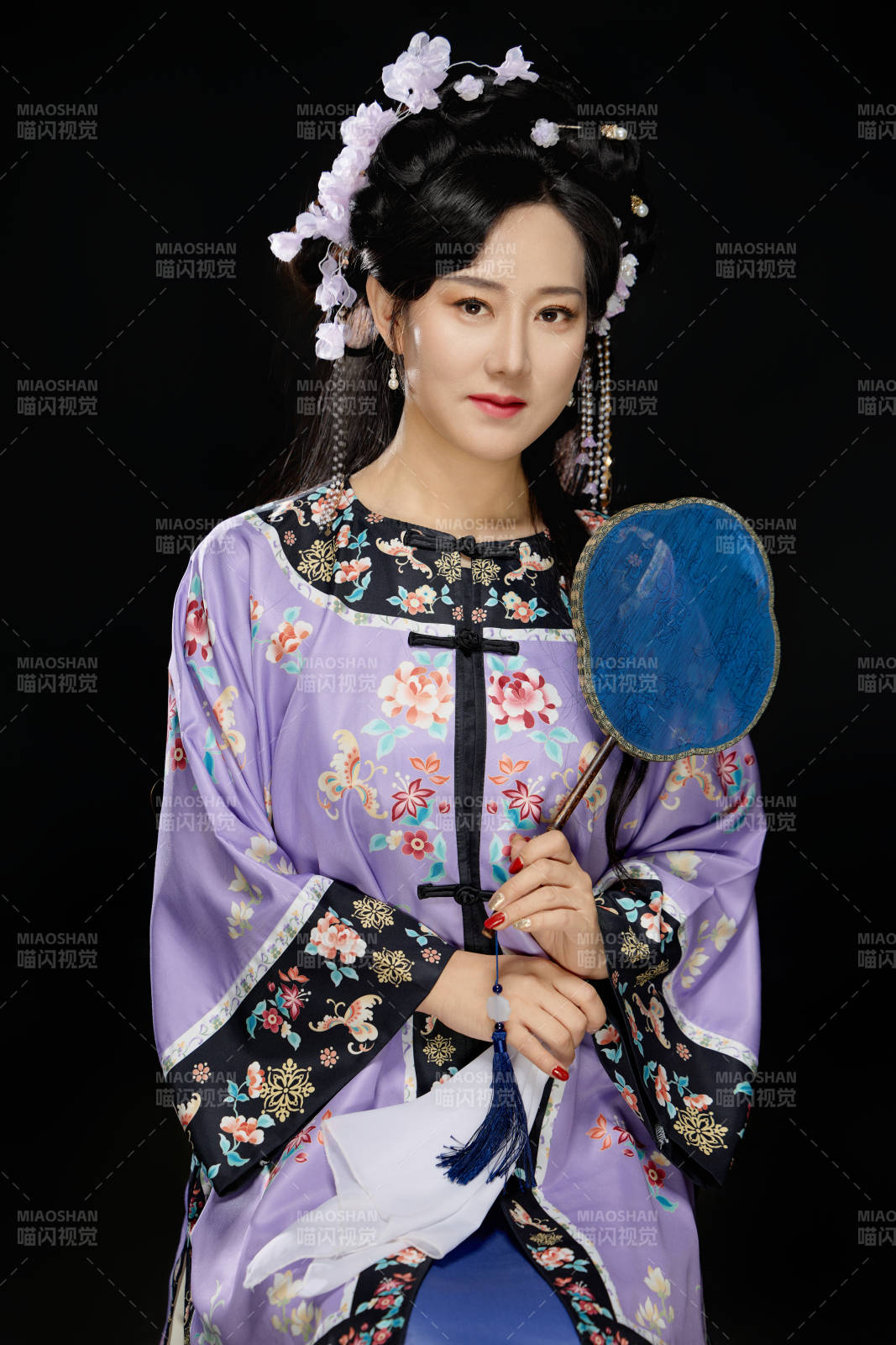 黑色背景下穿著中國(guó)明制漢服的中國(guó)女性