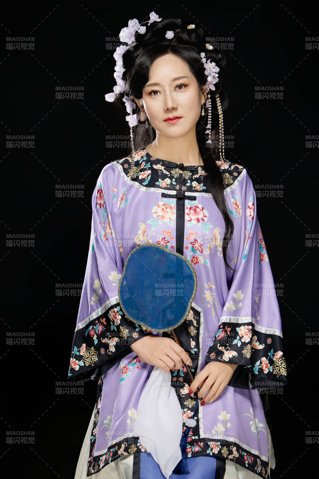 黑色背景下穿著中國明制漢服的中國女性