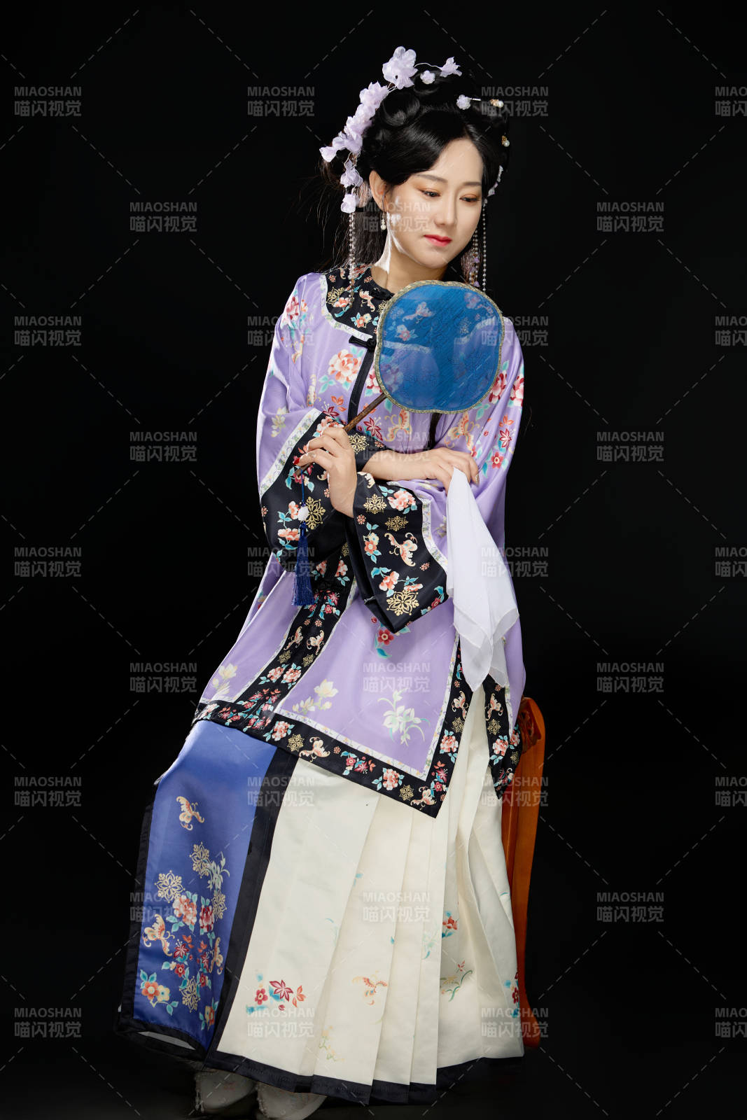 黑色背景下穿著中國明制漢服的中國女性