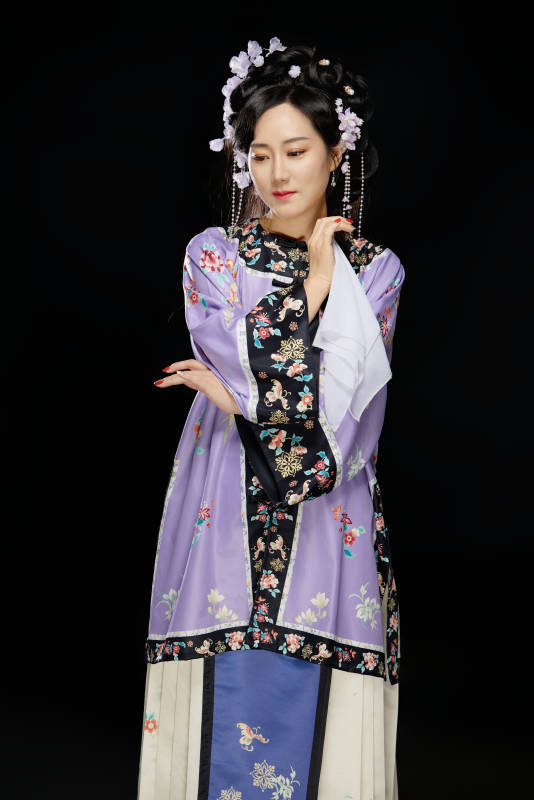 黑色背景下穿着中国明制汉服的中国女性