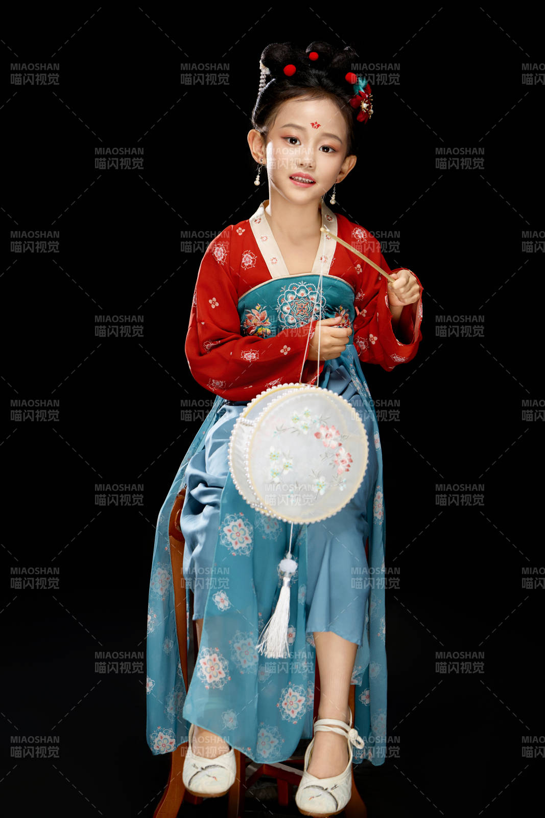 黑色背景下漢服裝扮的中國女童