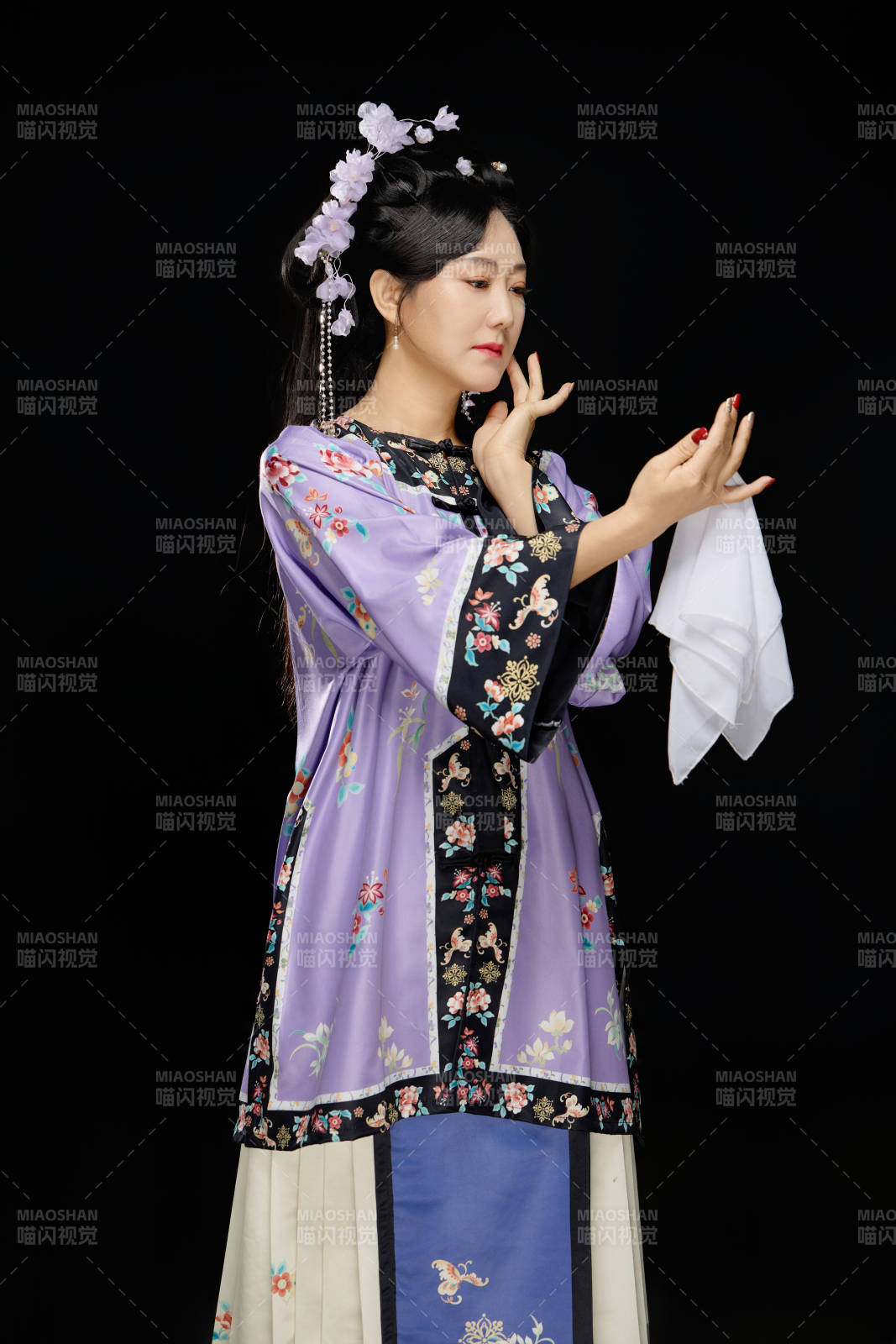 黑色背景下穿著中國明制漢服的中國女性