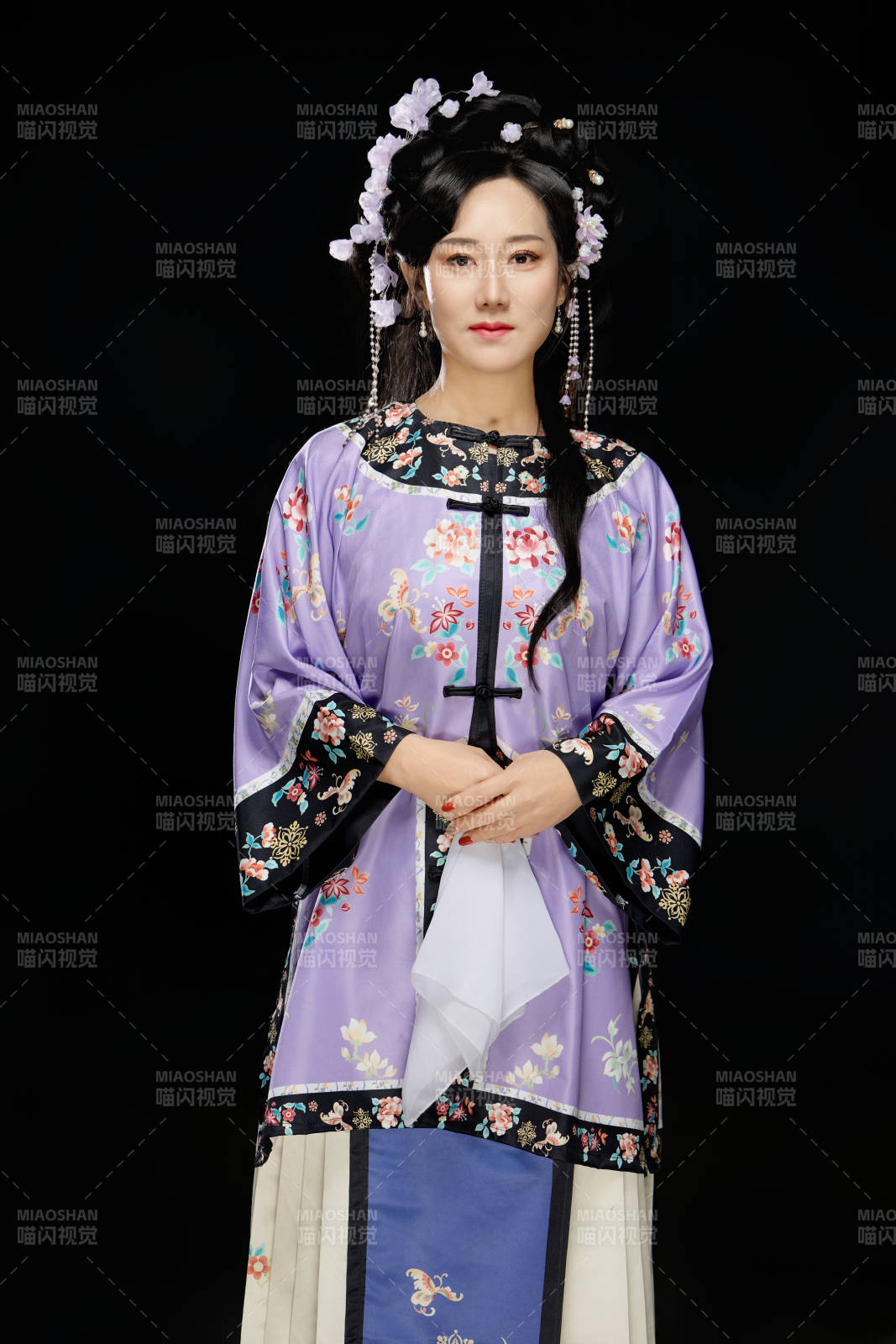 黑色背景下穿著中國明制漢服的中國女性