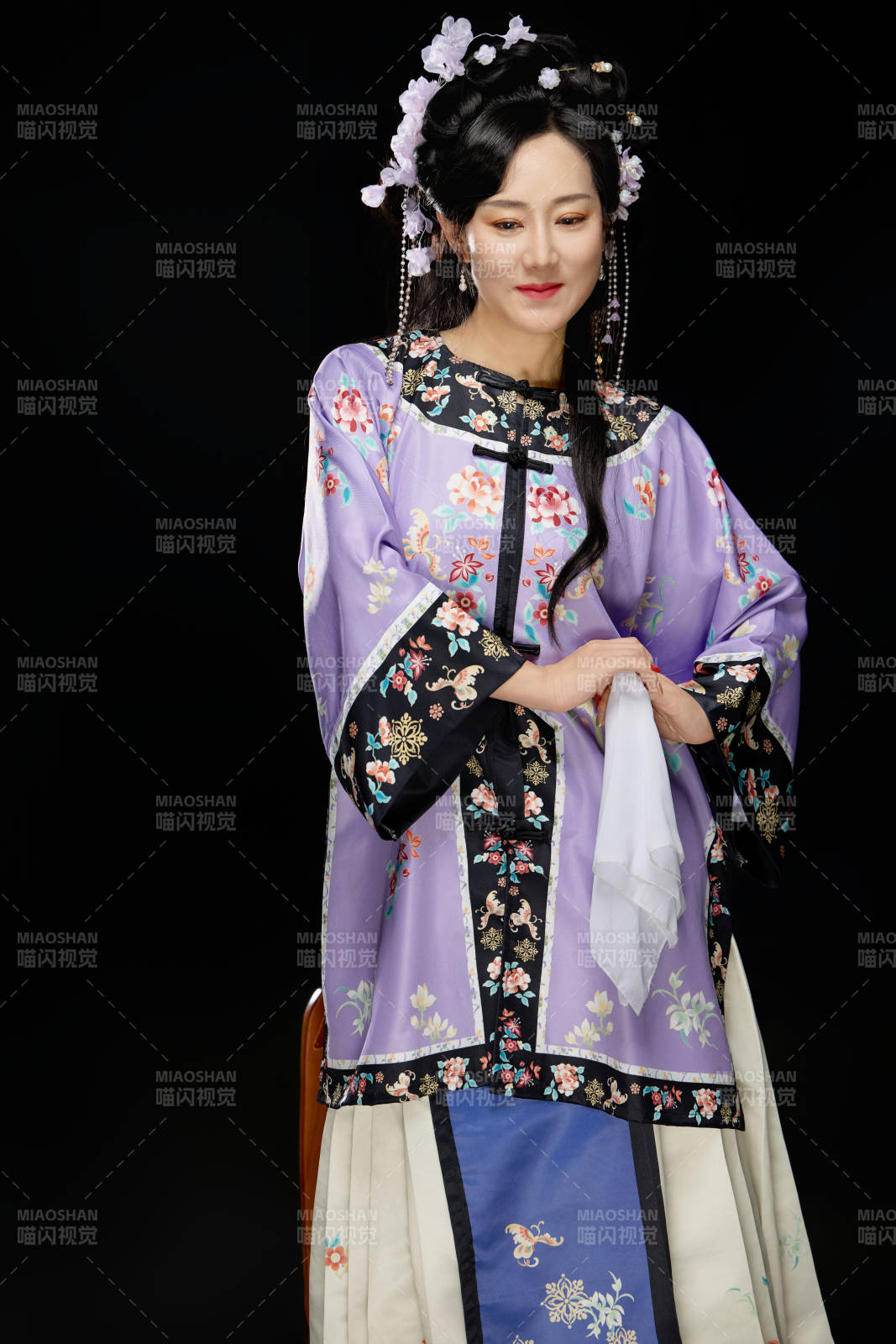 黑色背景下穿著中國明制漢服的中國女性