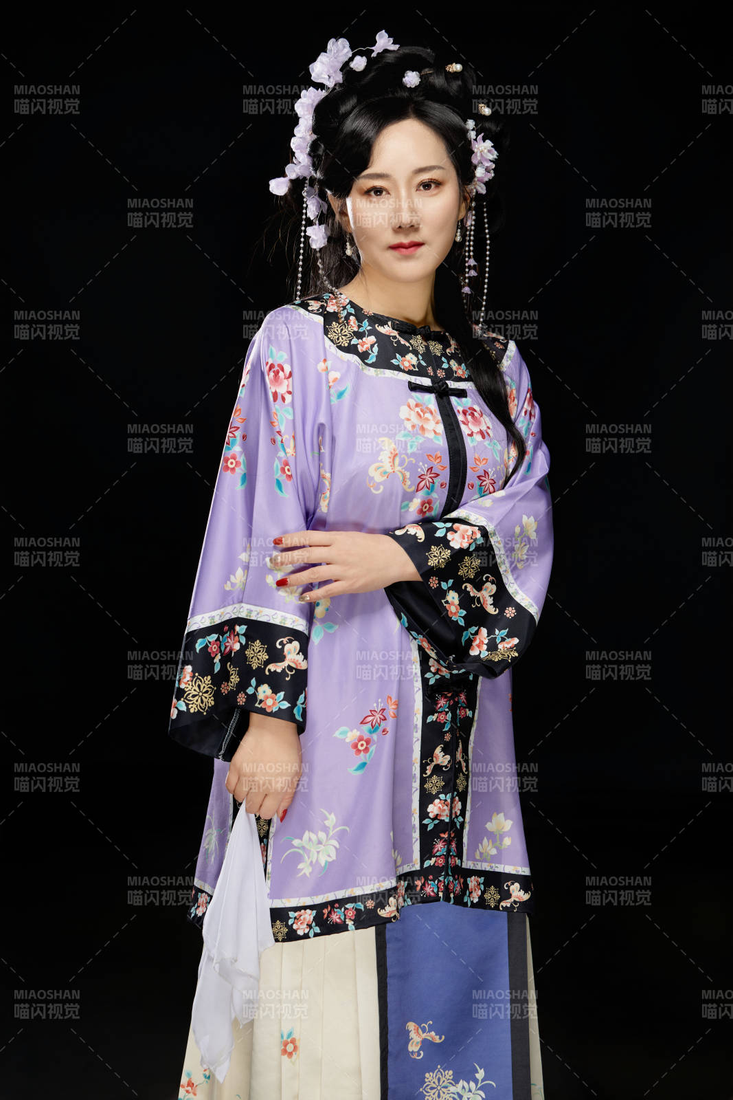 黑色背景下穿著中國明制漢服的中國女性