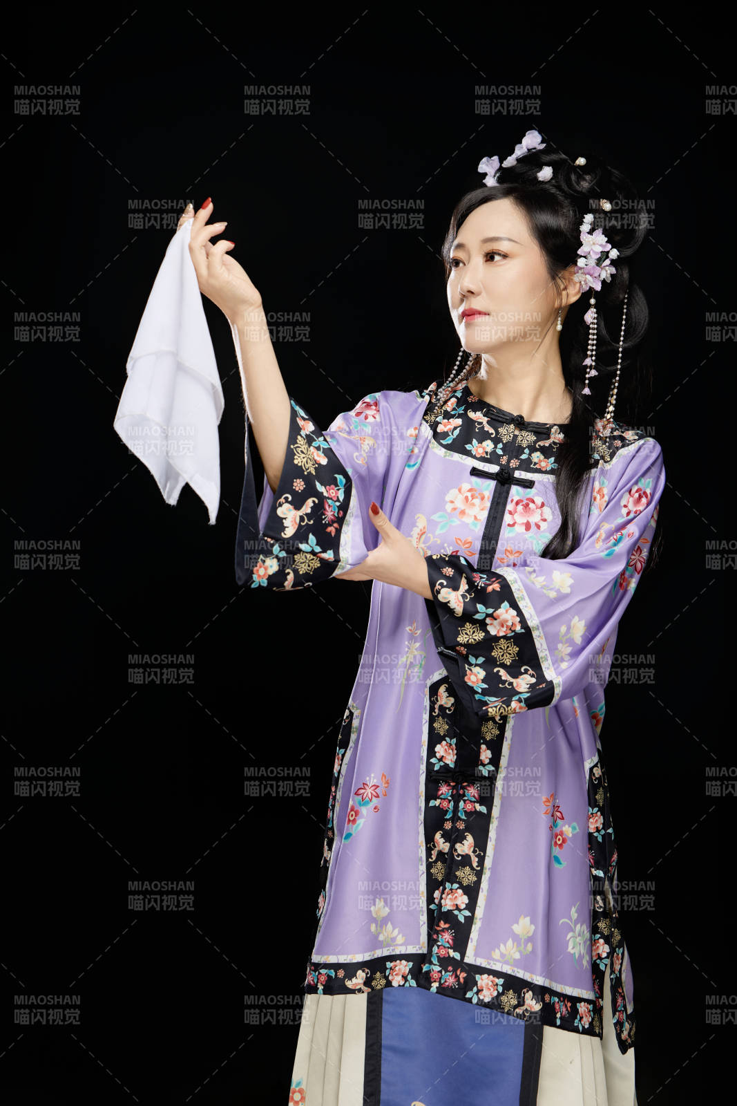 黑色背景下穿著中國明制漢服的中國女性