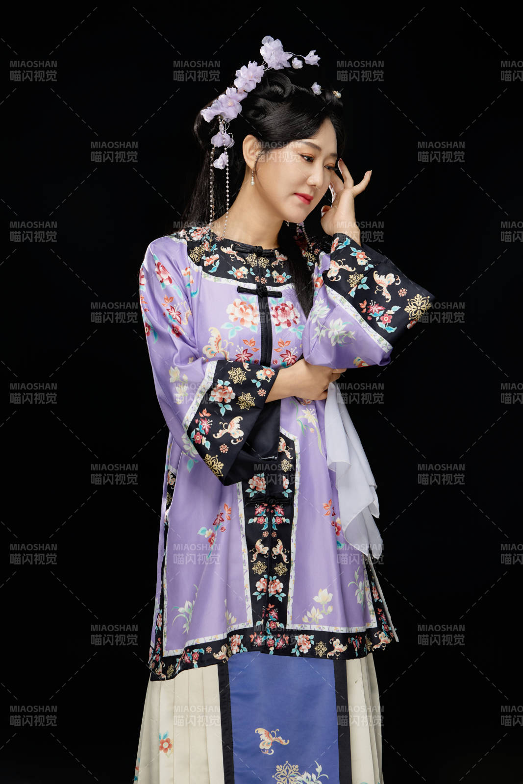 黑色背景下穿著中國明制漢服的中國女性