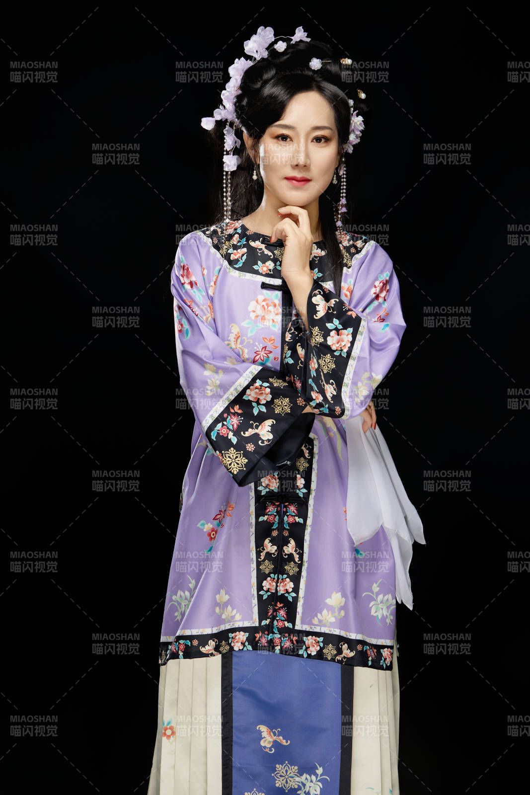 黑色背景下穿著中國明制漢服的中國女性