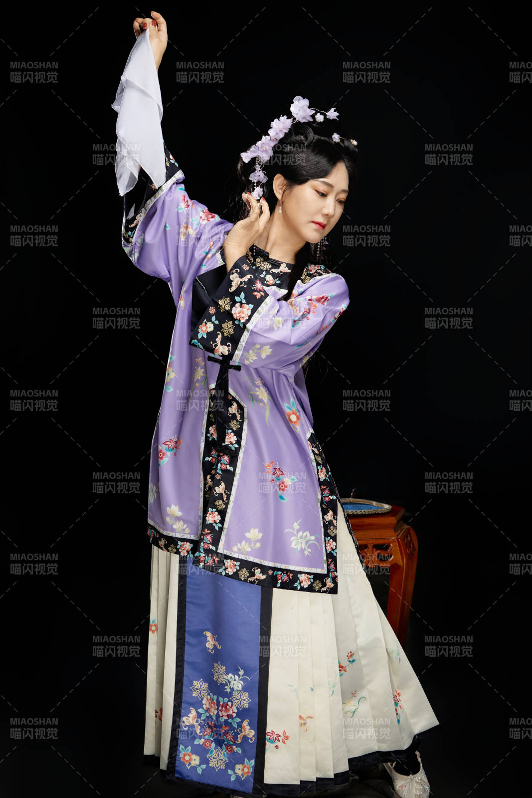 黑色背景下穿著中國明制漢服的中國女性