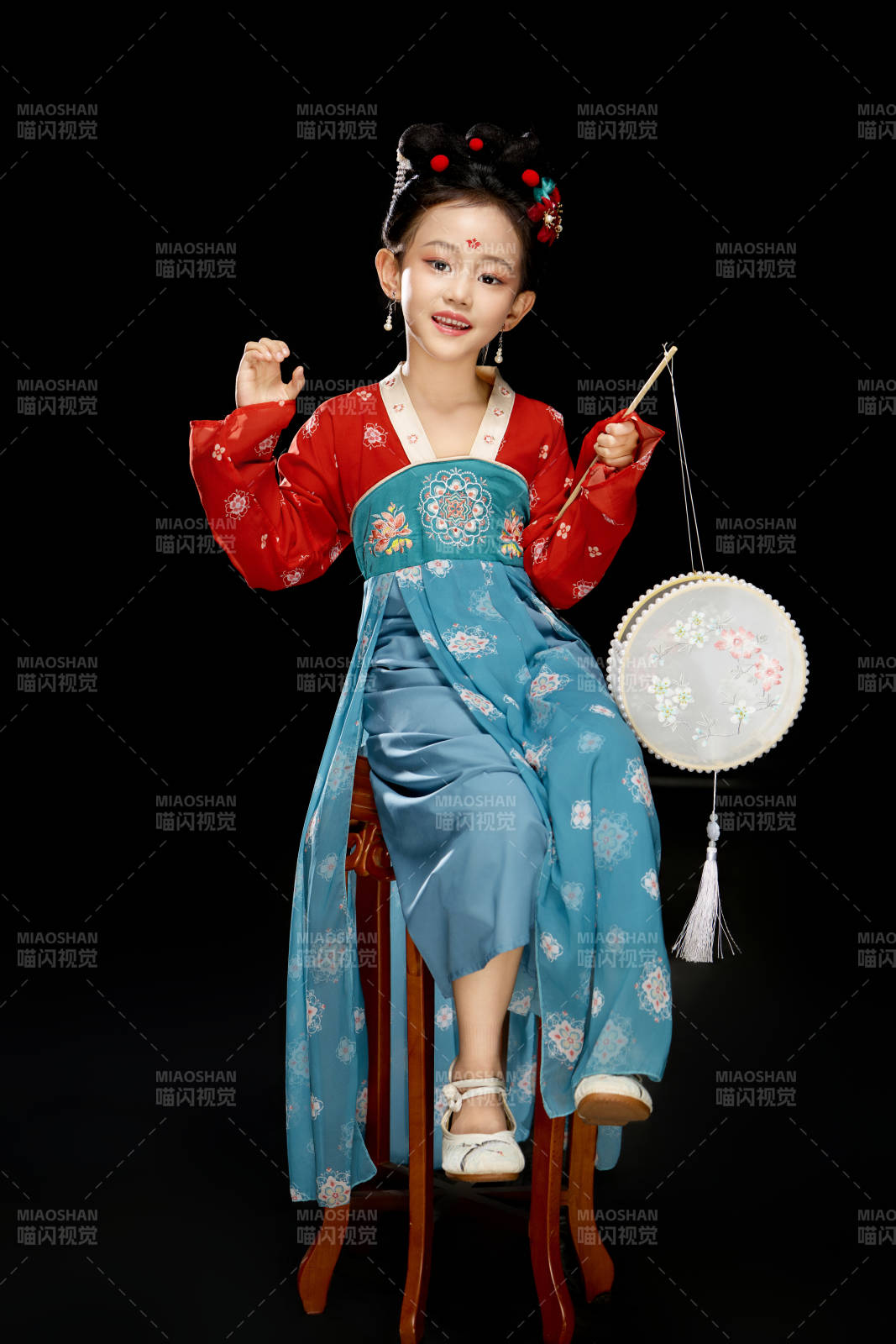 黑色背景下漢服裝扮的中國女童