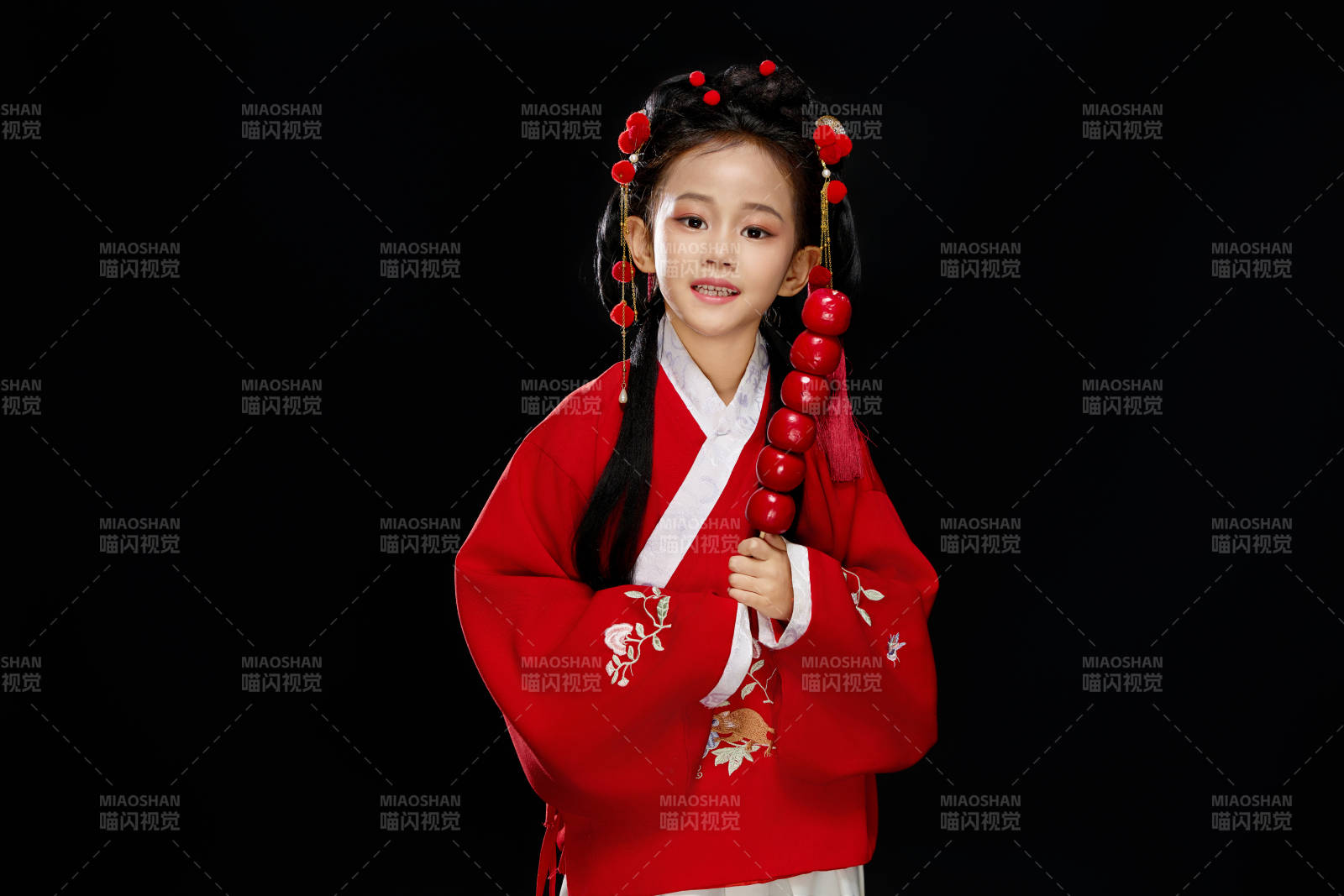 黑色背景下穿著中國明制漢服的中國女童