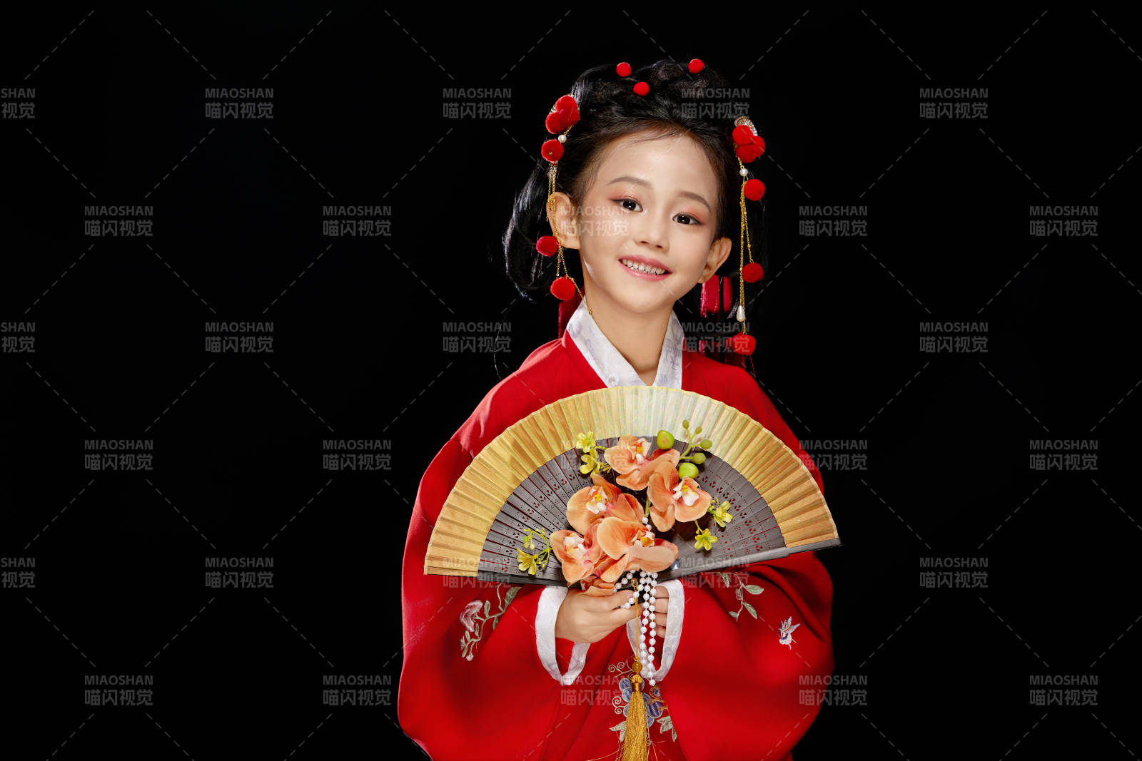 黑色背景下穿著中國明制漢服的中國女童