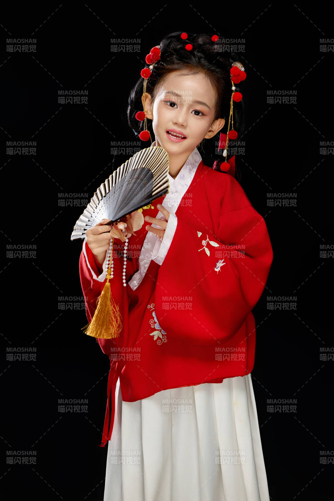 黑色背景下穿著中國明制漢服的中國女童