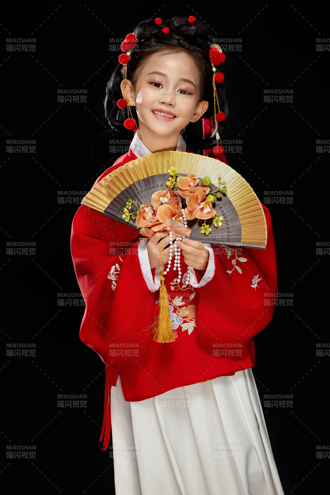 黑色背景下穿著中國明制漢服的中國女童
