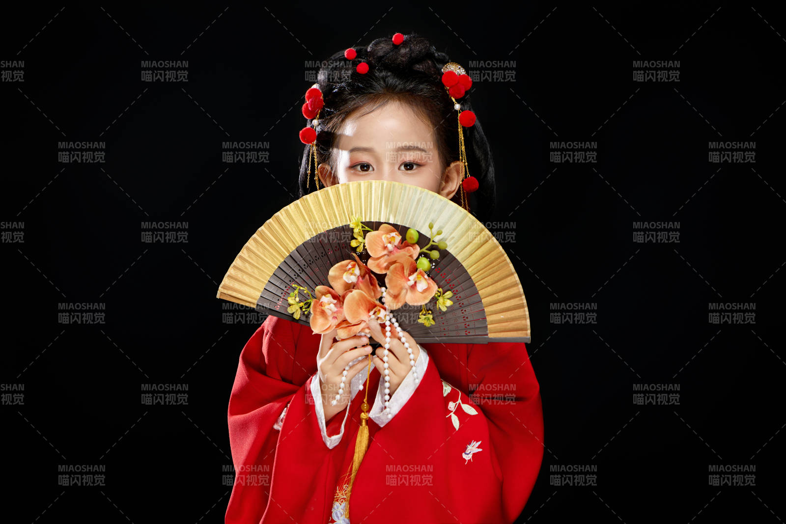 黑色背景下穿著中國明制漢服的中國女童