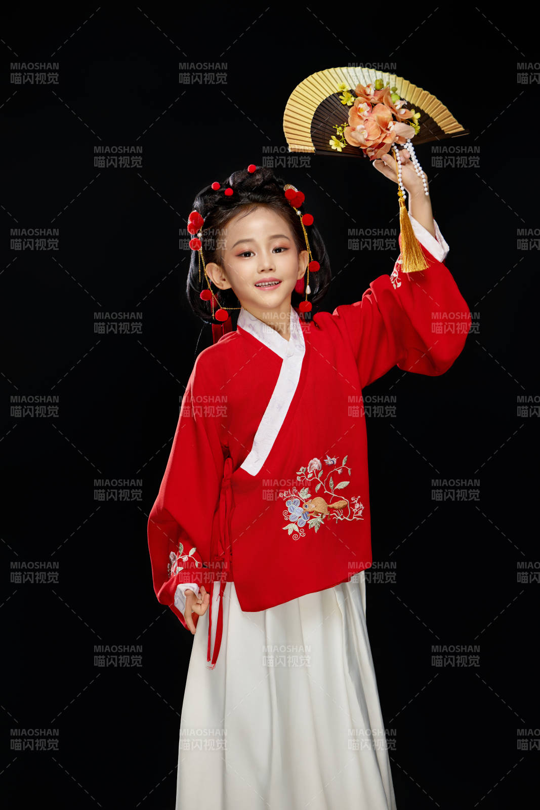 黑色背景下穿著中國(guó)明制漢服的中國(guó)女童