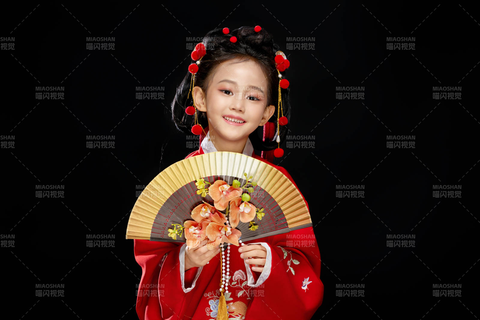 黑色背景下穿著中國明制漢服的中國女童