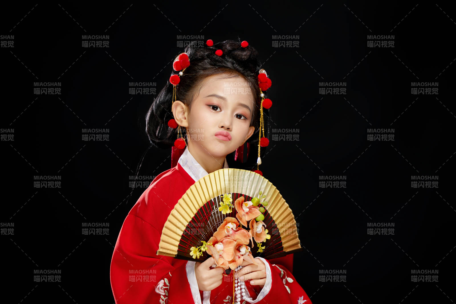 黑色背景下穿著中國(guó)明制漢服的中國(guó)女童