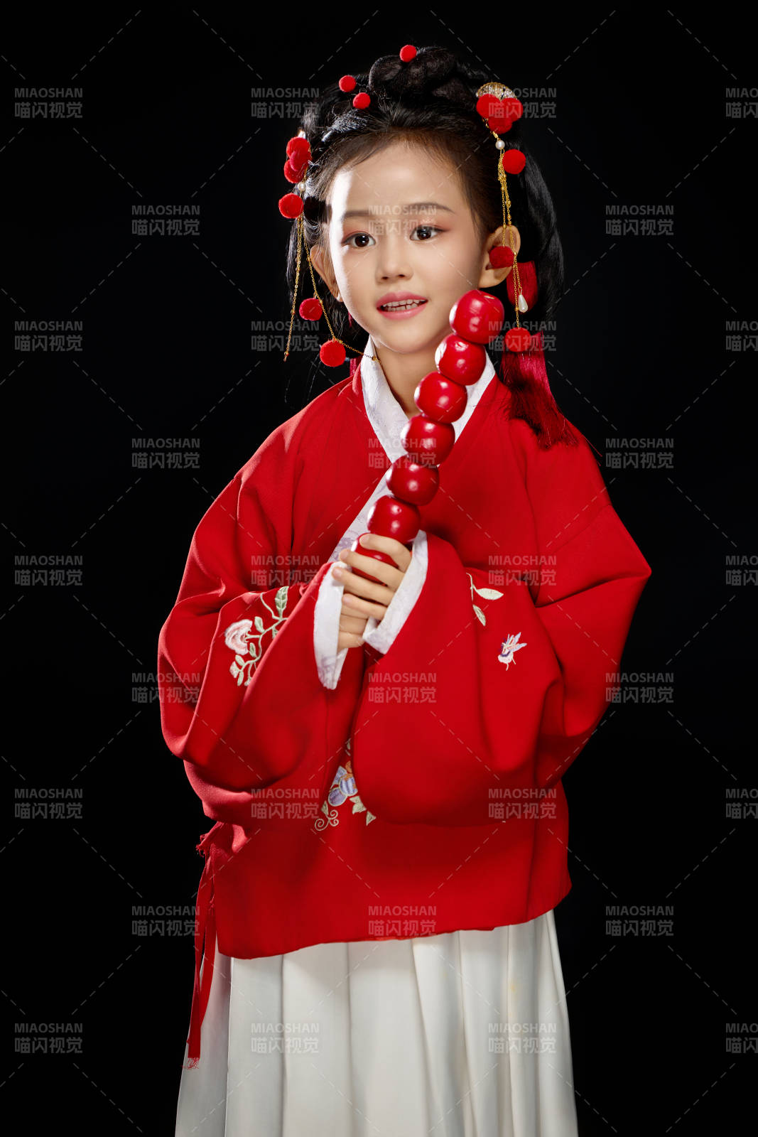 黑色背景下穿著中國明制漢服的中國女童