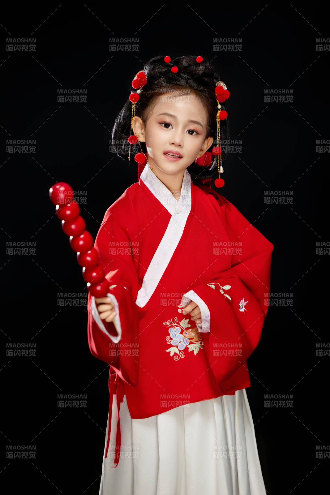 黑色背景下穿著中國(guó)明制漢服的中國(guó)女童