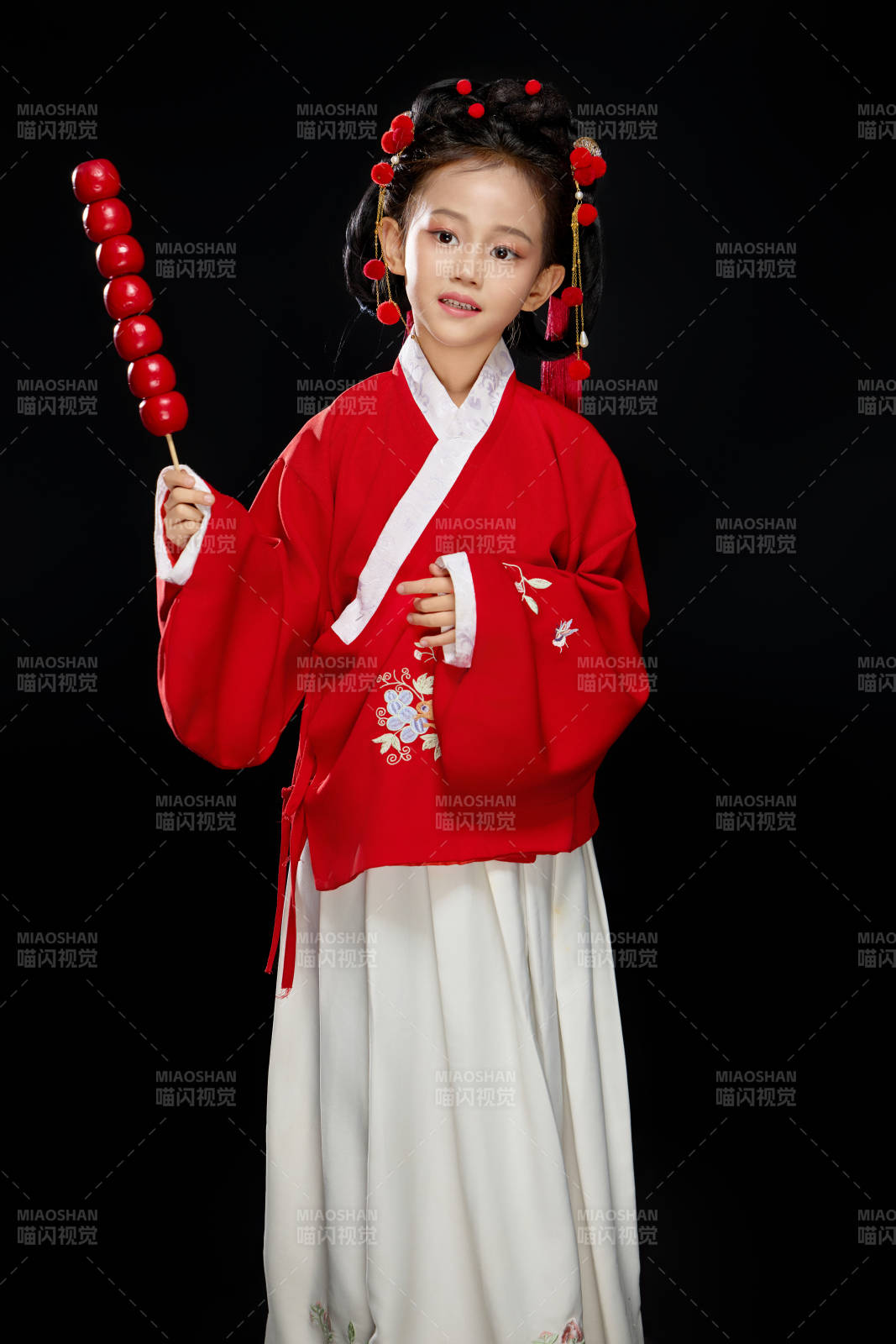 黑色背景下穿著中國(guó)明制漢服的中國(guó)女童