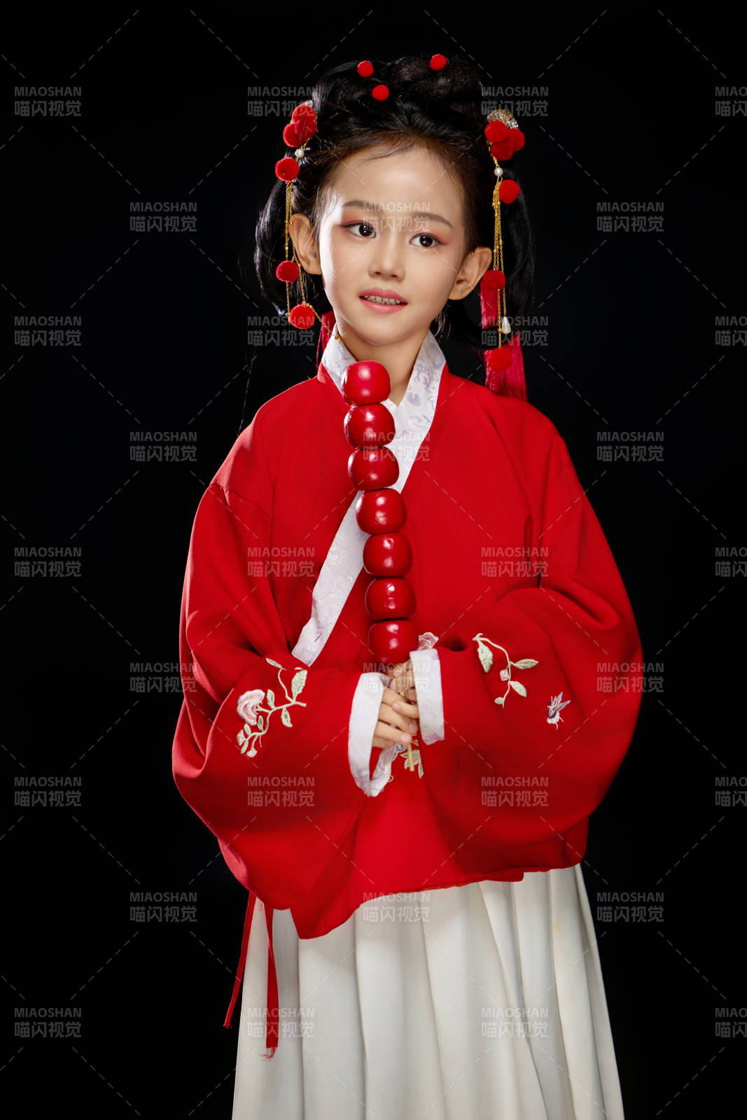 黑色背景下穿著中國明制漢服的中國女童