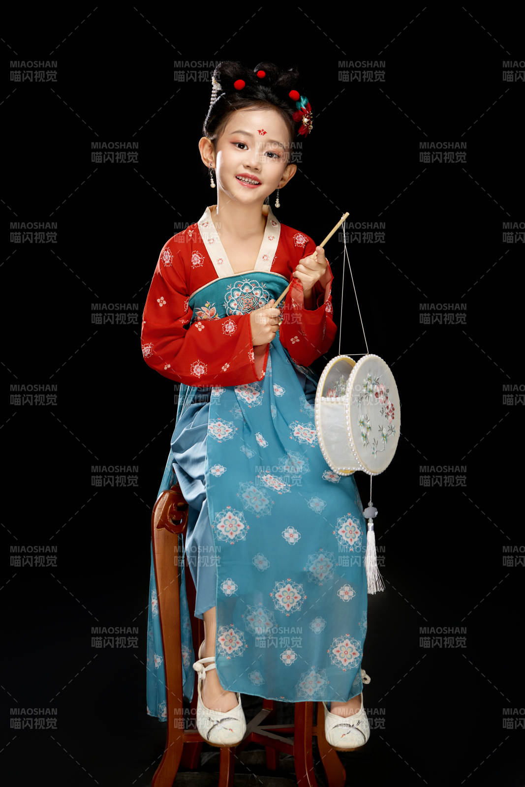 黑色背景下漢服裝扮的中國女童