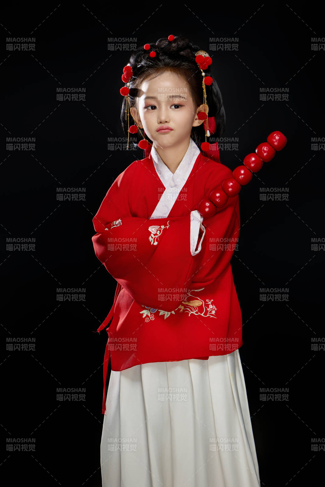 黑色背景下穿著中國明制漢服的中國女童