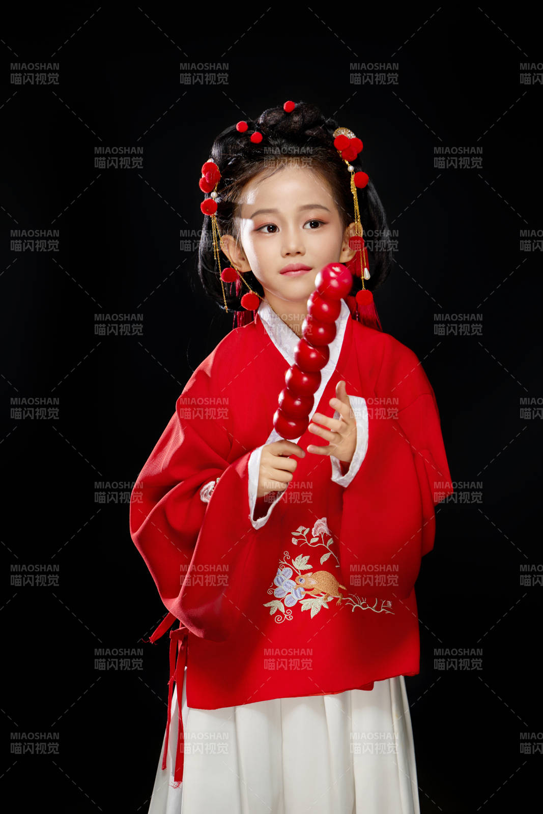 黑色背景下穿著中國(guó)明制漢服的中國(guó)女童