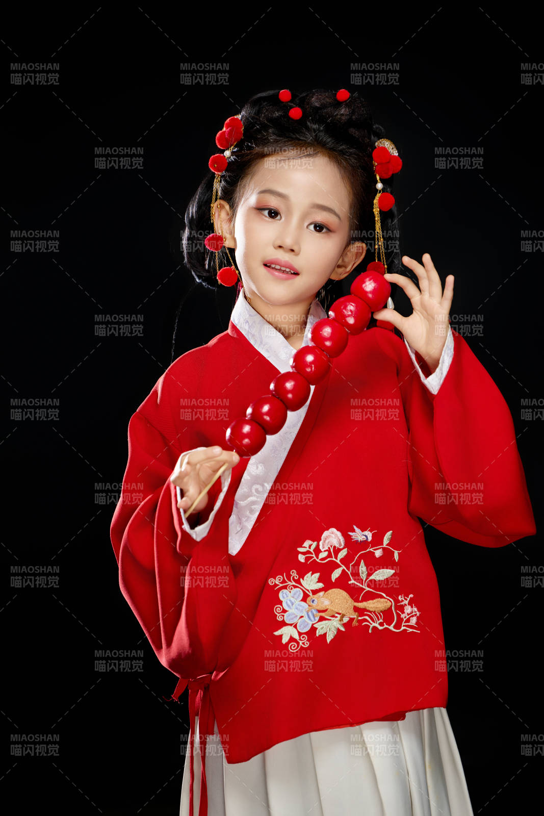 黑色背景下穿著中國明制漢服的中國女童