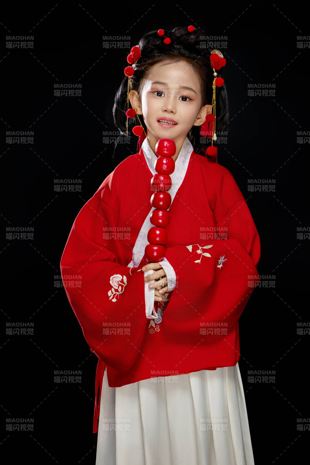 黑色背景下穿著中國明制漢服的中國女童