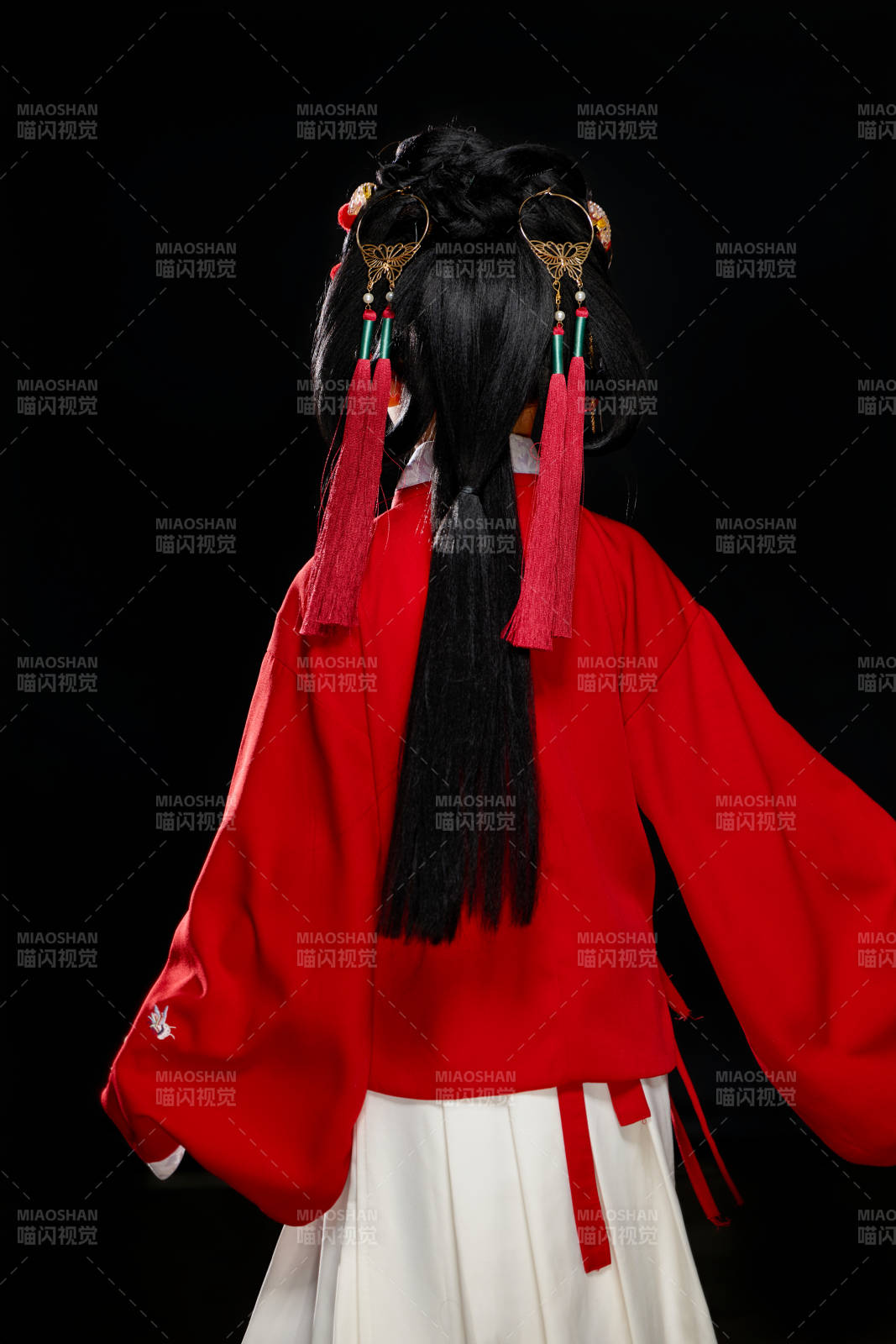 黑色背景下穿著中國明制漢服的中國女童