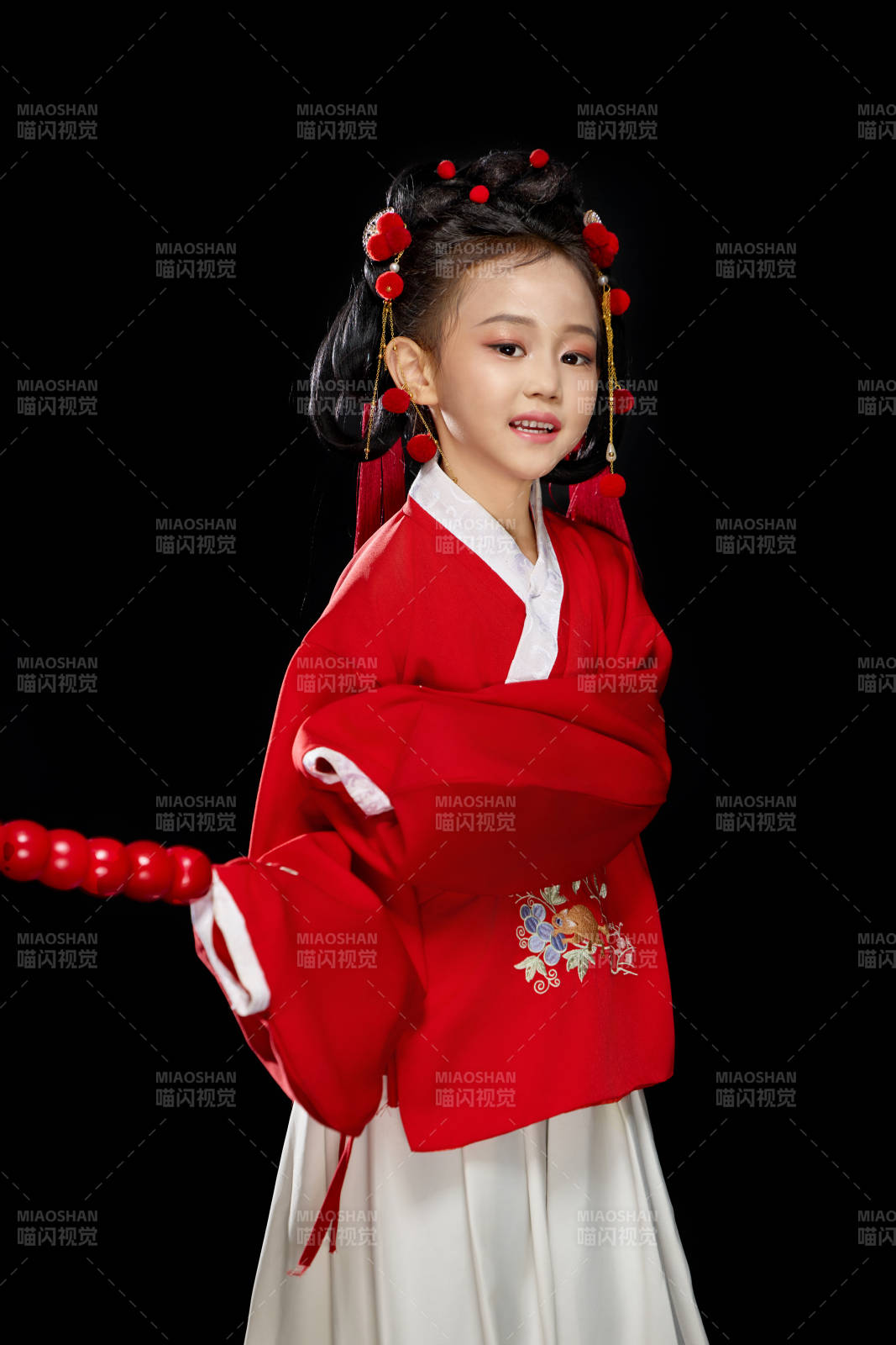 黑色背景下穿著中國明制漢服的中國女童