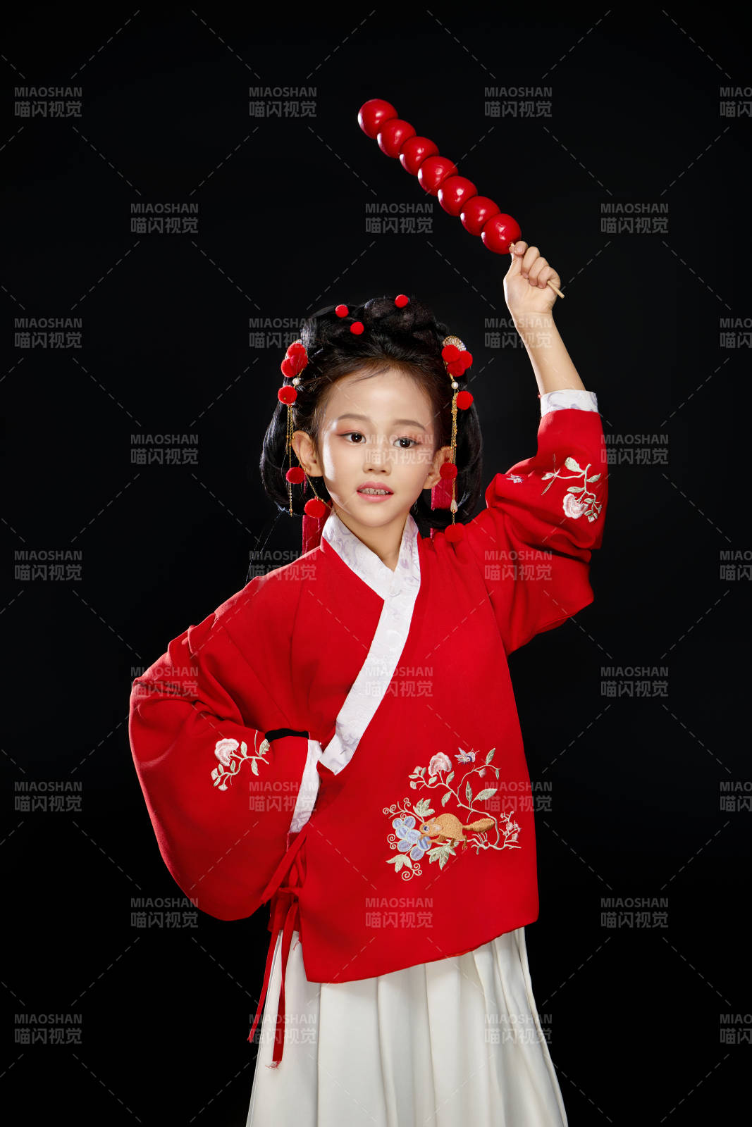 黑色背景下穿著中國明制漢服的中國女童