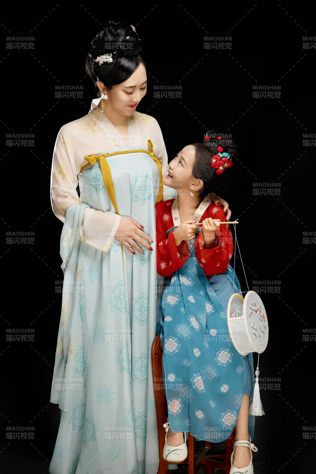 黑色背景下漢服裝扮的中國(guó)母女親子人像