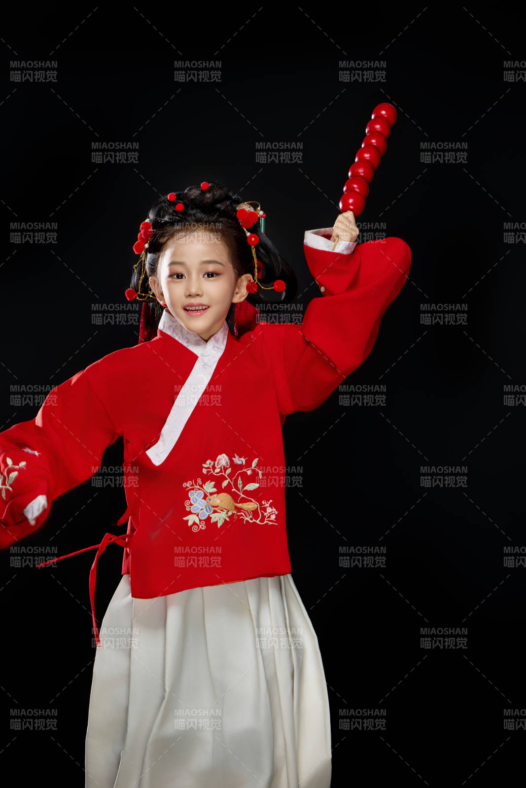 黑色背景下穿著中國明制漢服的中國女童