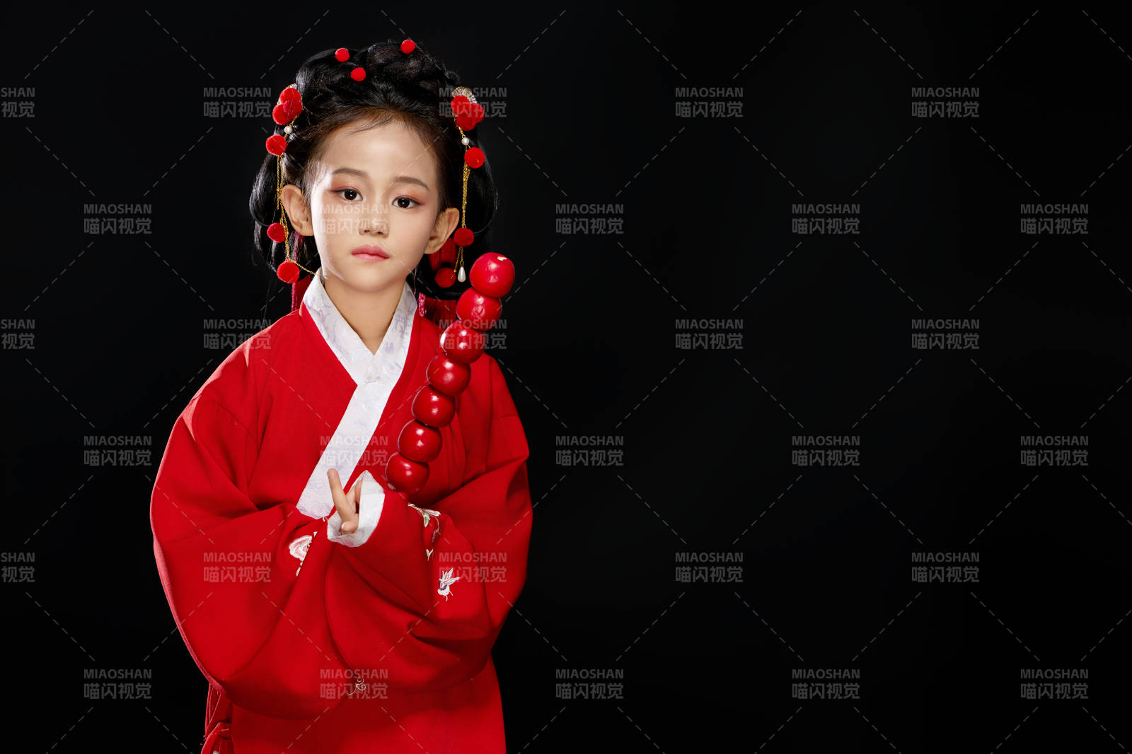 黑色背景下穿著中國明制漢服的中國女童