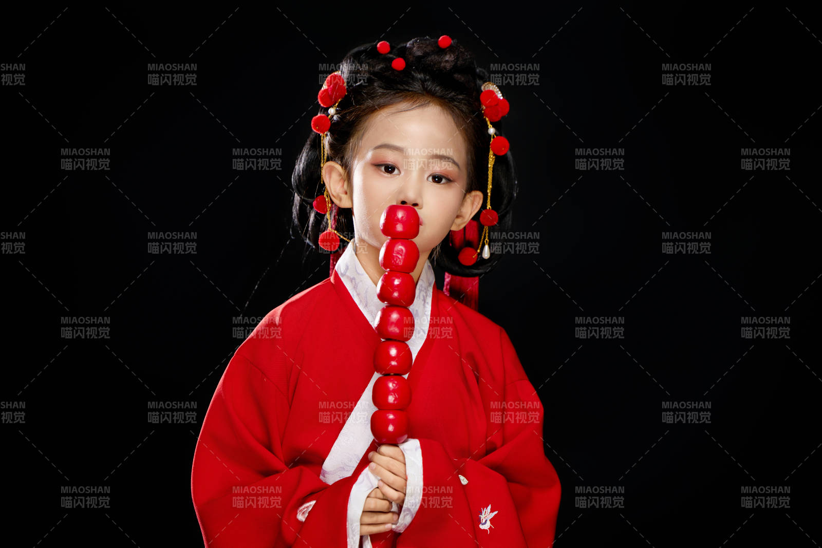 黑色背景下穿著中國明制漢服的中國女童