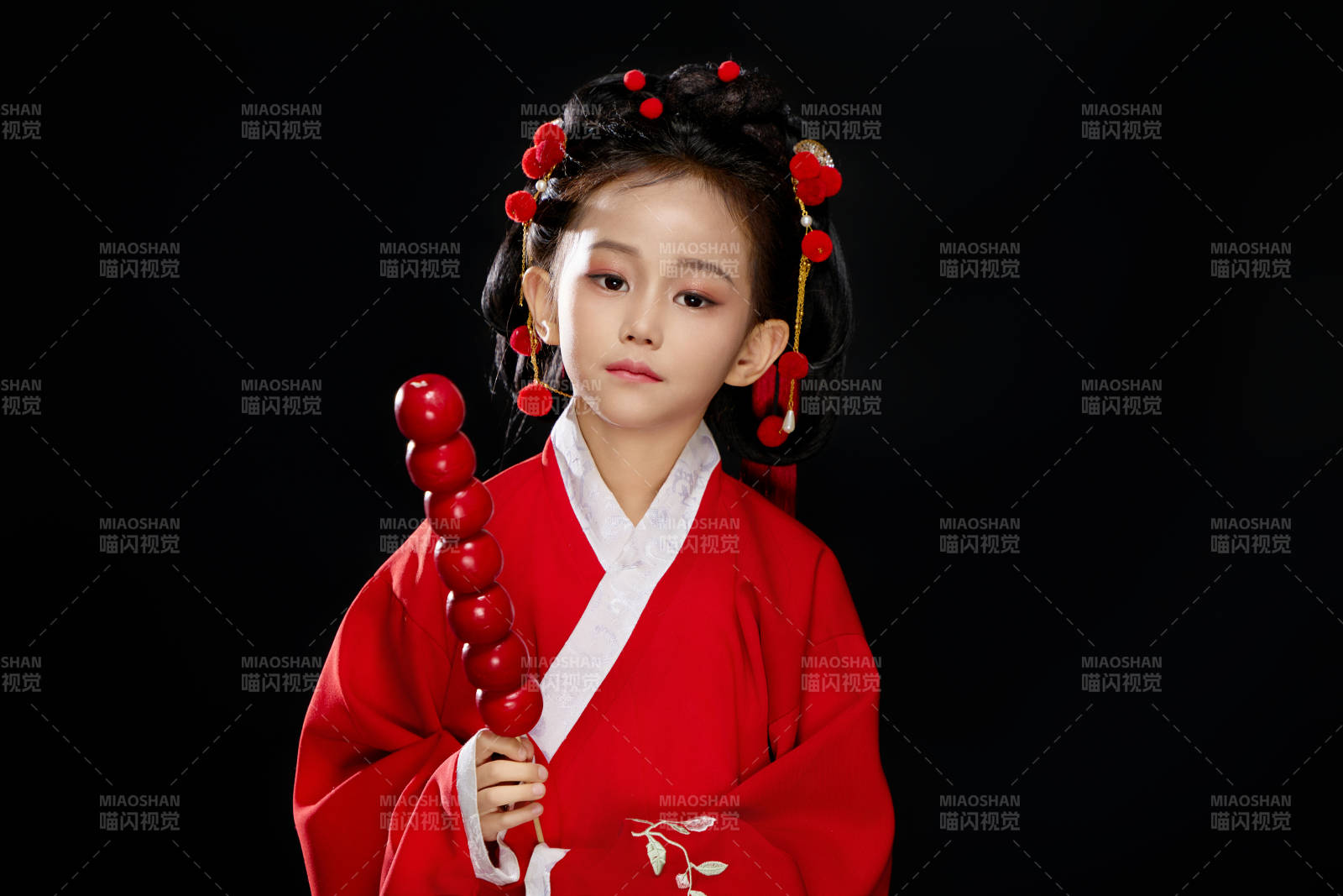 黑色背景下穿著中國明制漢服的中國女童