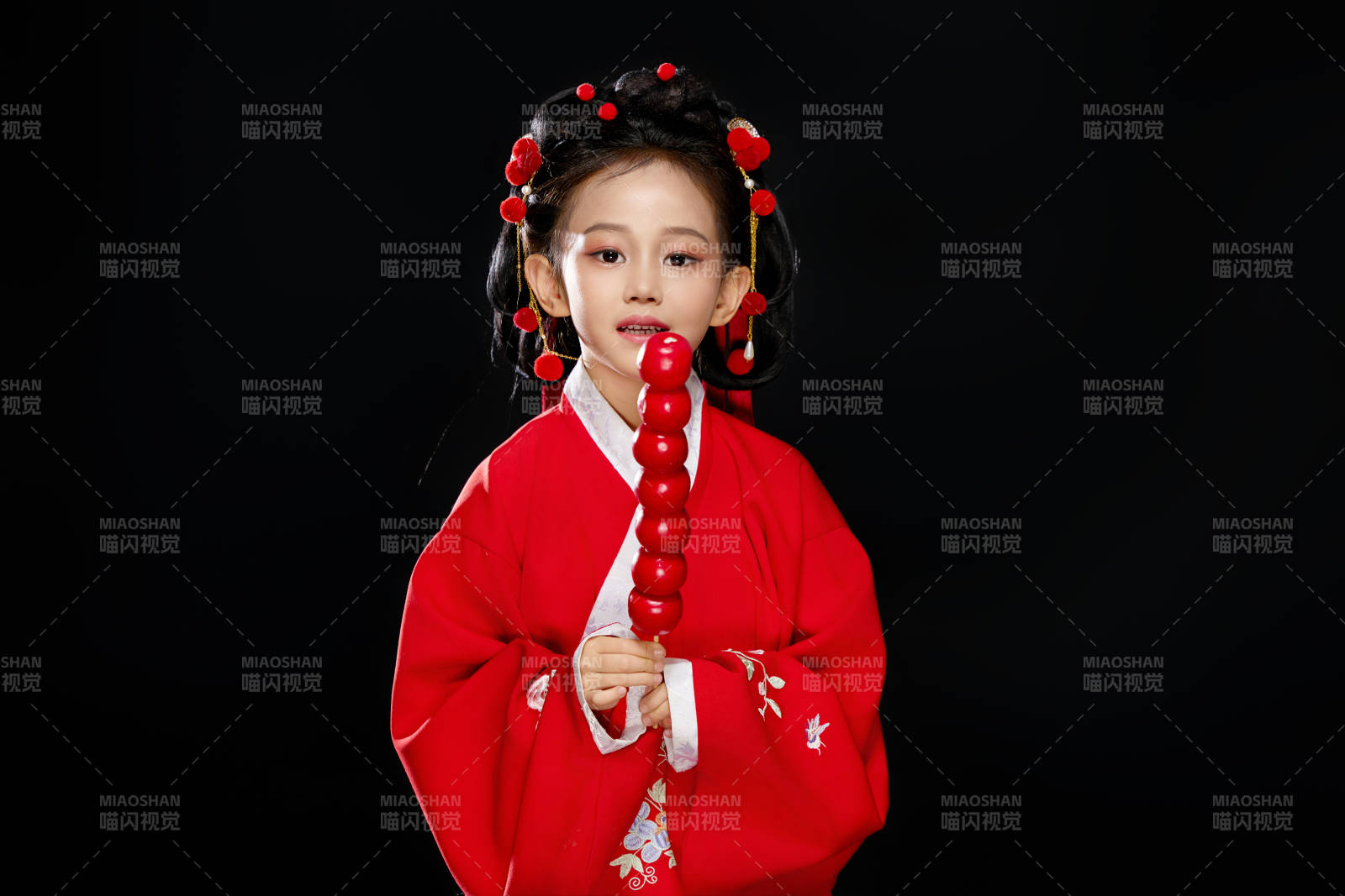 黑色背景下穿著中國明制漢服的中國女童