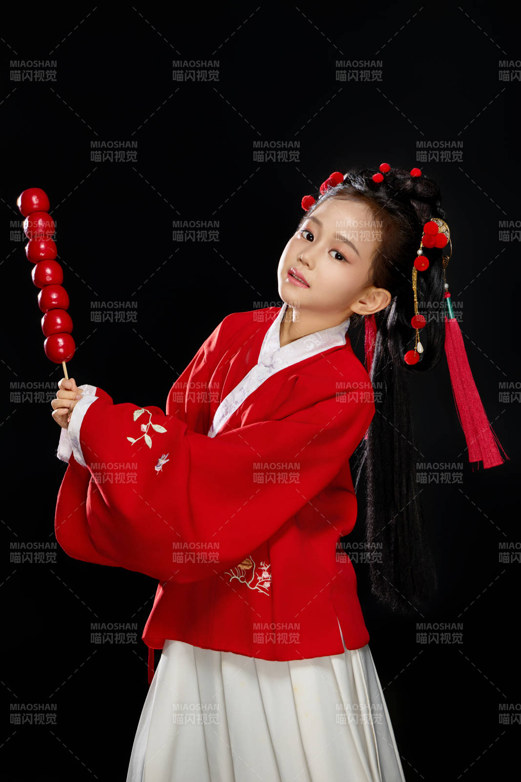 黑色背景下穿著中國明制漢服的中國女童