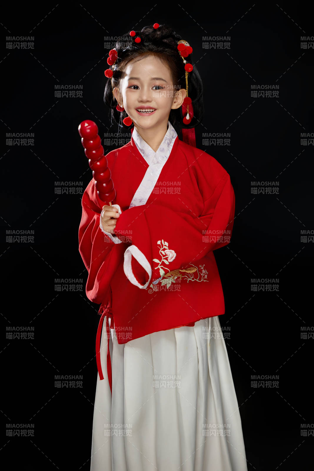 黑色背景下穿著中國明制漢服的中國女童