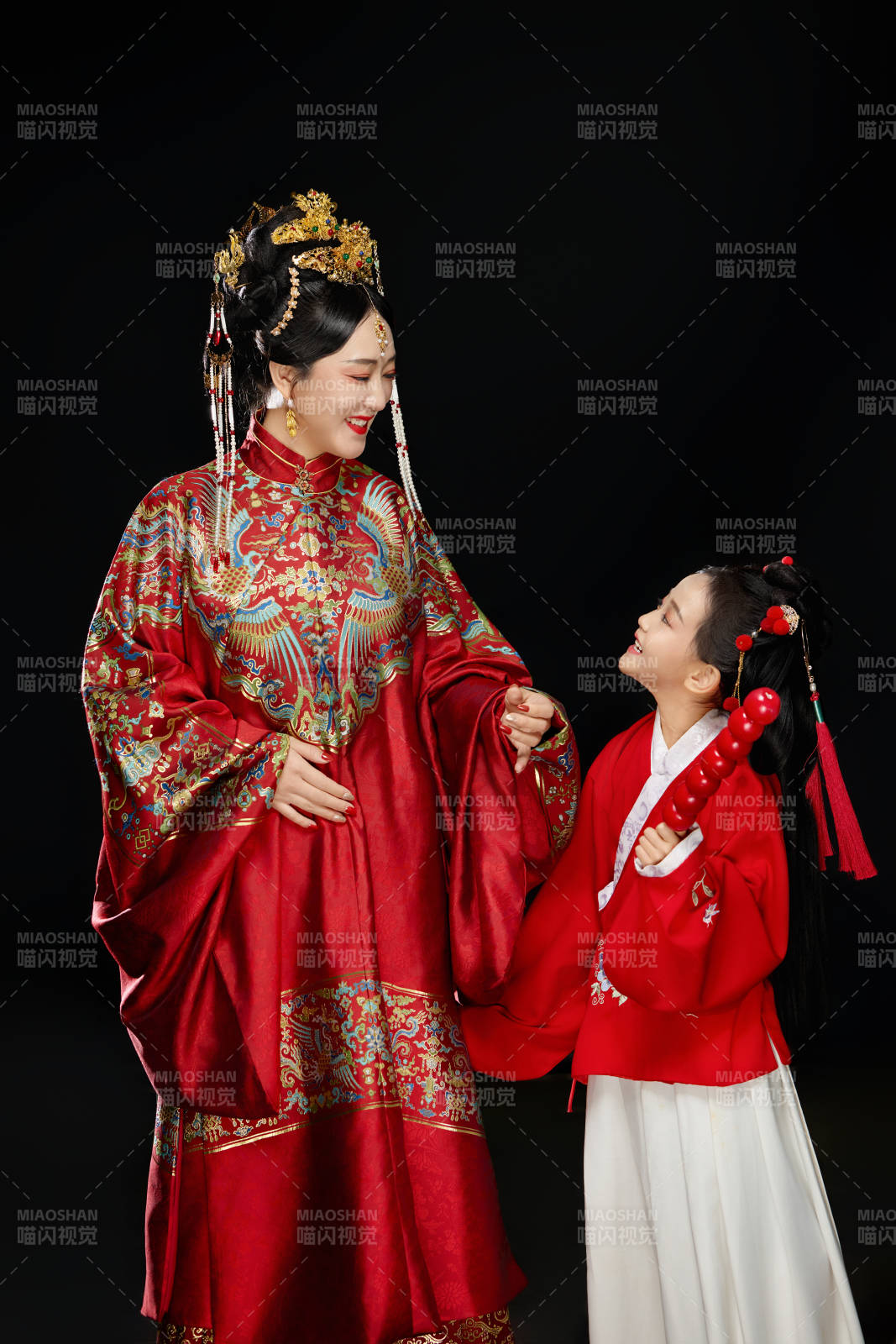 黑色背景下漢服裝扮的中國母女親子人像