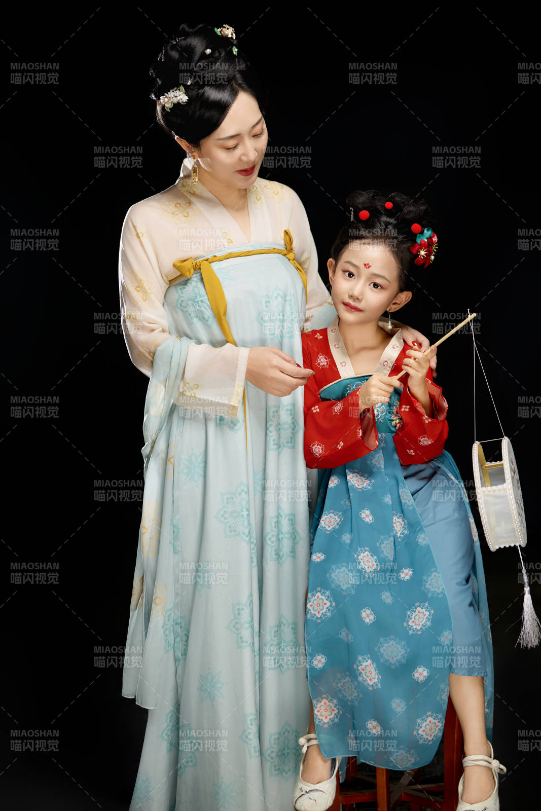 黑色背景下漢服裝扮的中國母女親子人像