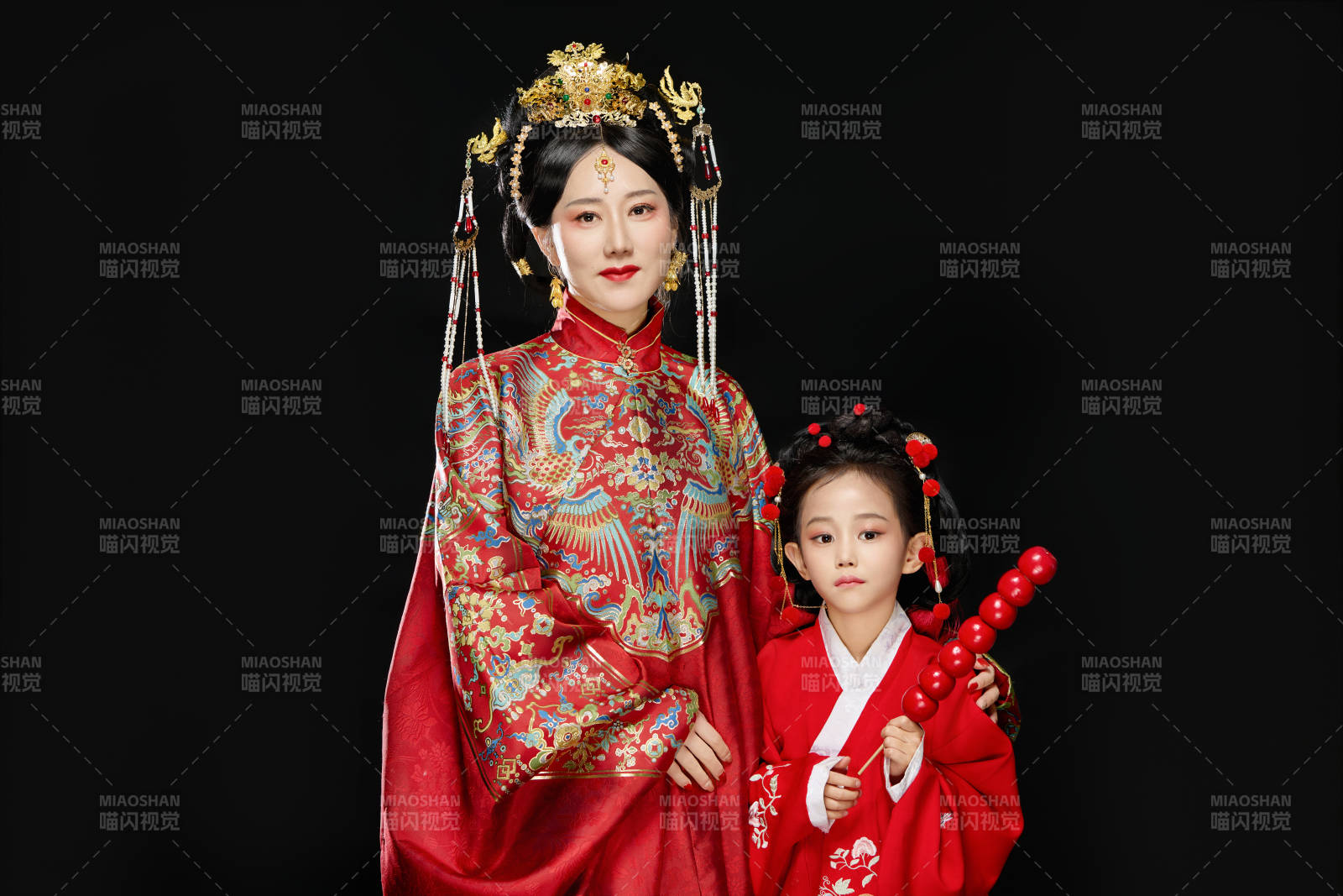 黑色背景下漢服裝扮的中國母女親子人像