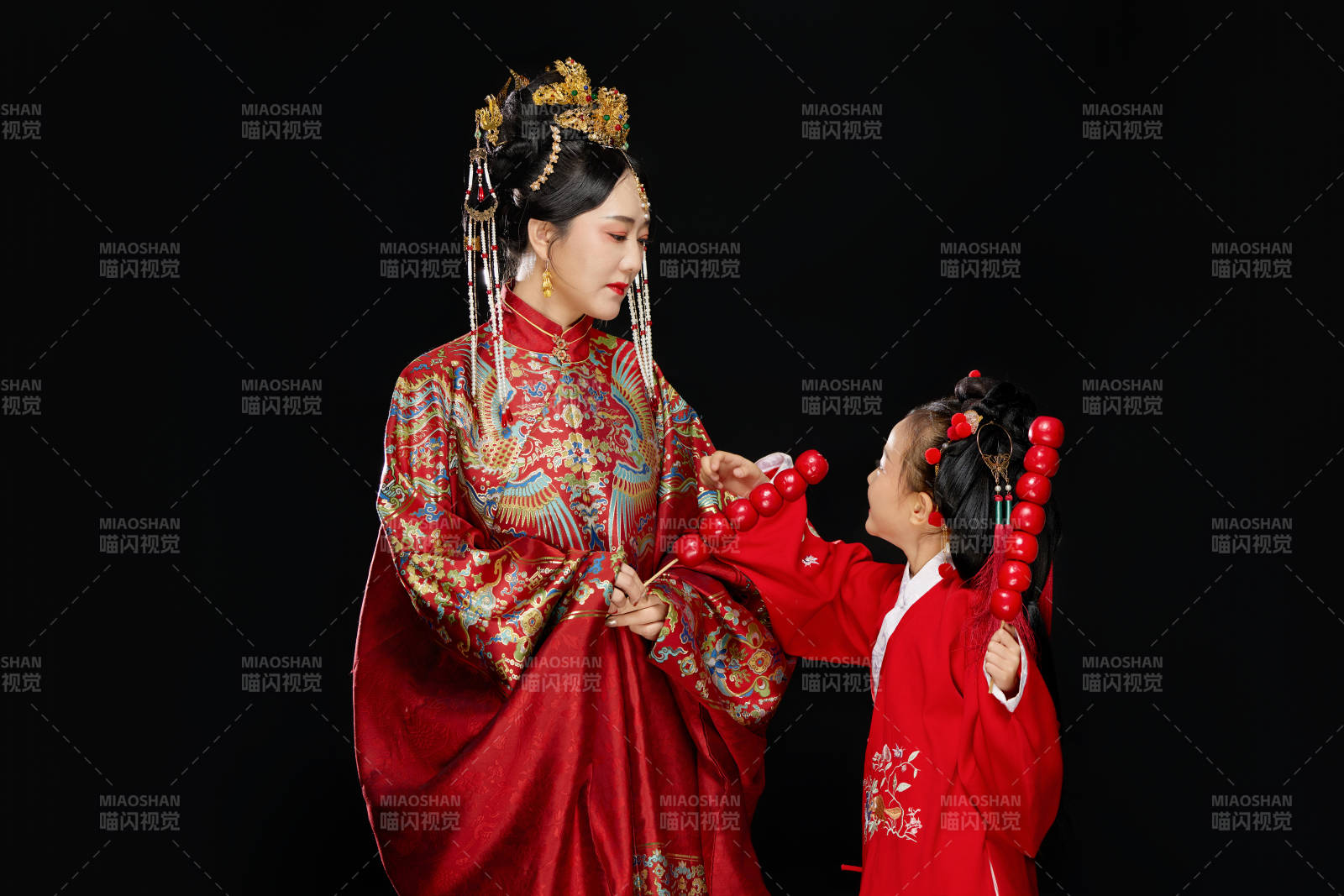 黑色背景下漢服裝扮的中國母女親子人像