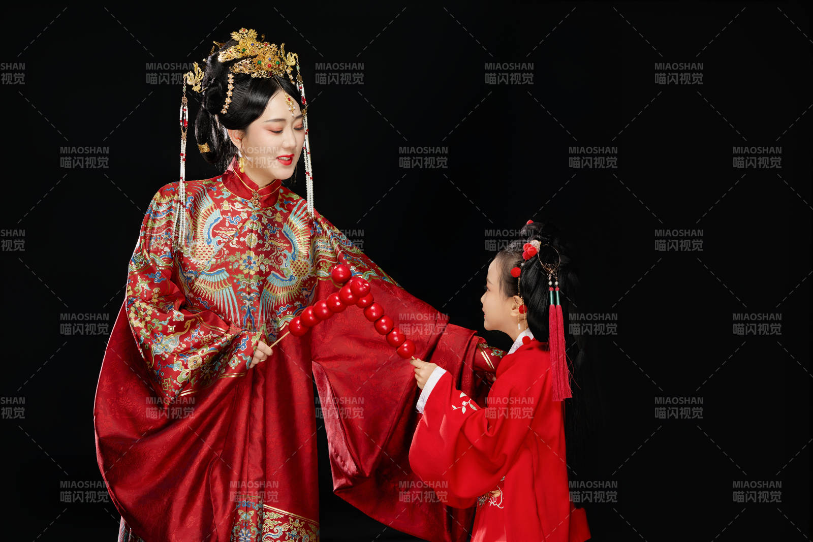 黑色背景下漢服裝扮的中國母女親子人像