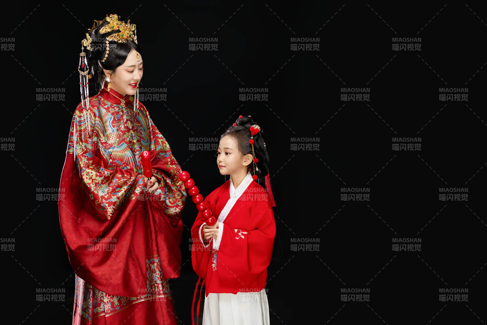 黑色背景下漢服裝扮的中國(guó)母女親子人像