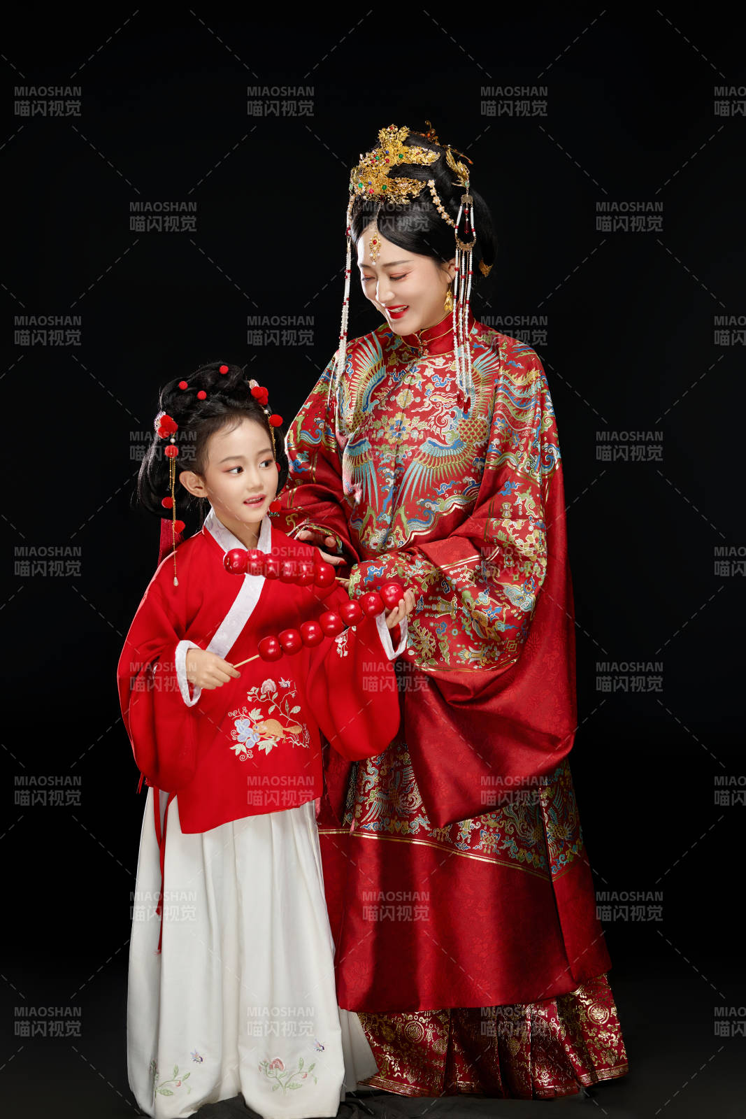 黑色背景下漢服裝扮的中國母女親子人像